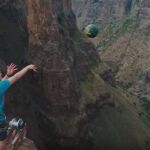 Instante en el que Derek Herron lanzó el balón desde lo más alto de la catarata Maletsunyane