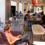 Las estructuras en red son más planas, descentralizadas y flexibles, lo que intensifica el compromiso de los empleados