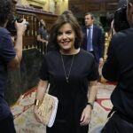 La vicepresidenta del Gobierno, Soraya Sáenz de Santamaría, a su llegada a la sesión de control al Gobierno, hoy en el Congreso de los Diputados