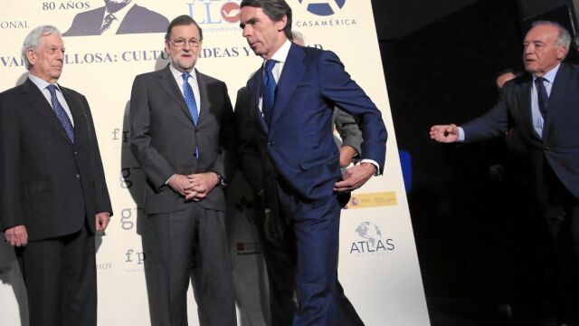 Mariano Rajoy, José María Aznar y Mario Vargas Llosa, en marzo, en la celebración del 80 cumpleaños del escritor peruano