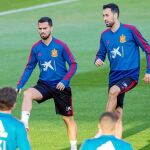 Suso y Busquets, durante un entrenamiento en la Ciudad del Fútbol de Las Rozas