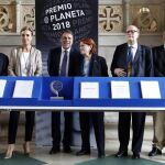El jurado del Premio Planeta, Alberto Blecua (2i), Fernando Delgado (i), Juan Eslava Galán (3d), Pere Gimferrer (2d), Carmen Posadas (3i), Rosa Regás (4d) y Belén López (d), junto al presidente de la editorial Planeta, José Creuheras (4i), posan con los manuscritos de las 10 novelas finalistas al Premio Planeta. EFE/ Andreu Dalmau.
