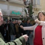 La consejera de Agricultura y Ganadería, Milagros Marcos, baila una jota con un cofrade de San Isidro, ayer en Palencia, durante la procesión en honor al patrón de los labradores / Brágimo/Ical