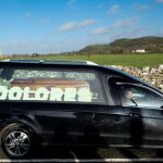 Un coche fúnebre transporta el féretro de la cantante Dolores O'Riordan durante su funeral en la iglesia St. Ailbe, en Limerick (Irlanda)
