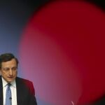 El presidente del BCE, Mario Draghi se dirige a los medios tras la reunión del Consejo de la entidad.