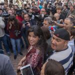 Andrés Bódalo junto a la secretaria general de Podemos en Andalucía, Teresa Rodríguez antes de ingresar en prisión
