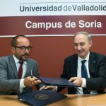 El rector Antonio Largo, y el presidente de la Diputación de Soria, Luis Rey, firman el acuerdo