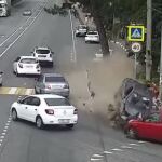 Captura del momento en que el vehículo atropella brutalmente a seis personas en Sochi / YouTube