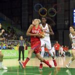 2Marta Xargay y Elena Delle Donneluchan por un balón