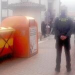 Un guardia civil vigila ayer la manifestación de los radicales que pedían que fueran expulsados del pueblo