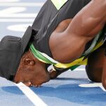 Bolt corrió en los 4x100 de Río su última final olímpica. A Tokyo 2020 no llegará y se despidió besando la pista brasileña