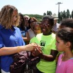 Alicia Garcia junta a varios de los niños saharauis que se encuentran este verano en Castilla y León