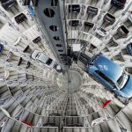 Visión cenital de varios coches Volkswagen (VW) aparcados en una torre de la planta de VW en Wolfsburgo, Alemania, en abril del año pasado
