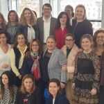 El presidente del PP de Castilla y León, Alfonso Fernández Mañueco, junto a Alicia García, Milagros Marcos, Mayte Martín, Ángeles Armisén y otras militantes durante una jornada en Burgos