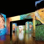 3.000 proyecciones en movimiento, luz y música, sumergen al visitante en el particular universo del pintor holandés