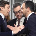 El portavoz del Grupo Popular, Rafael Hernando, conversa con el vicesecretario general de C’s, Jose María Villegas, y el portavoz socialista, Antonio Hernando