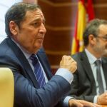 El consejero de Sanidad, Antonio María Sáez Aguado, explica el contenido del convenio de colaboración que se firmará con la ONCE. Le acompaña el director general de Innovación, Rafael Sánchez Herrero