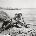 Un feliz René Crevel se apoya en Gala en una fotografía del verano de 1931, en la bahía de Port Lligat. La imagen fue captada por Salvador Dalí.