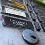 El portal donde vivía Mohamed Lahouaiej Bouhlel recoge el nombre del autor de la matanza