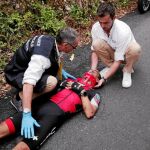 Richie Porte es atendido por los servicios de carrera después de una tremenda caída. Sufre una contusión cerebral, y fractura de clavícula y de pelvis