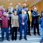 La consejera de Agricultura y Ganadería, Milagros Marcos, con los representantes de los regantes de las tres comunidades firmantes