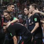 Los jugadores croatas celebran uno de los goles de la selección ante Inglaterra. Efe