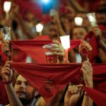 Miles de personas despiden los Sanfermines entonando el «Pobre de mí»
