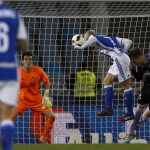 El delantero de la Real Sociedad, Juanmi Jiménez (c), marca gol ante el Real Valladolid