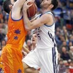 RUDY FERNÁNDEZ se estrella ante la defensa del montenegrino Dubljevic. El escolta del Real Madrid sólo pudo anotar 7 puntos en la derrota ante el Valencia