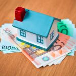 La caída del euríbor deja el índice más alto que en abril del pasado año