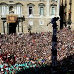 Vista de la plaza de Sant Jaume de Barcelona, durante la jornada 'castellera' de las fiestas de la Mercè