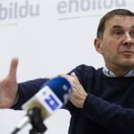 Arnaldo Otegi durante la rueda de prensa que ha ofrecido
