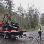Los Mossos d'Esquadra y de los Bomberos de la Generalitat trabajan en el lugar del accidente ocurrido anoche en la zona del pantano de Susqueda