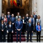 El presidente del Gobierno, Pedro Sánchez (c), junto a los miembros de su gabinete, antes de la reunión del Consejo de Ministros el pasado 21 en Barcelona