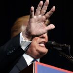 El candidato republicano, Donald Trump, se ha beneficiado en la recta final de campaña de los escándalos que salpican a Hillary Clinton y su marido