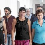 Varios cargos de Podemos, ayer en el Parlamento