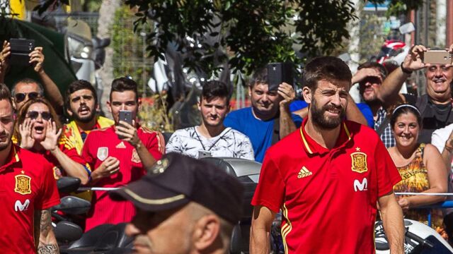 El jugador de la selección española, Gerard Piqué, a su llegada este mediodía al hotel de Alicante