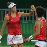 Las tenistas españolas Garbiñe Muguruza (i) y Carla Suárez, ante el dúo belga.