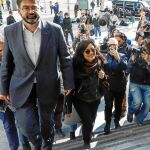 La concejal madrileña Rommy Arce (c), y el portavoz del Sindicato de Manteros, Malick Gueye, a su llegada al Juzgado de Instrucción número 12 de Madrid, para declarar como investigados por un delito de injurias y calumnias derivado de sus críticas a la Policía Municipal por la muerte de un mantero en Lavapiés / Efe