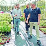 El líder socialista Luis Tudanca visita el «Vivero Ciuden» de Igüeña