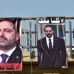 Carteles con la imagen del exprimer ministro libanés, Saad Hariri, en las que se lee "Estamos todos contigo"tras su renuncia en las calles de Beirut