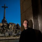 El prior del Valle de los Caídos, Santiago Cantera, camina por el pasillo que comunica con la hospedería externa de la Abadía que dirige. Foto: Alberto R. Roldán