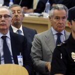 Juicio contra los contra los expresidentes de Caja Madrid Miguel Blesa (d) y Rodrigo Rato (i) y otros 63 usuarios de las polémicas tarjetas "opacas".
