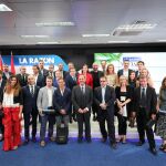 En el centro, la ministra de Turismo, Reyes Maroto, junto al vicepresidente de La Razón, Joaquín Parera, y los premiados en la séptima edición de los Premios de Turismo de LA RAZÓN. Foto Luis Díaz.