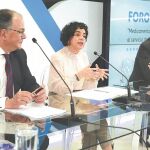 De izquierda a derecha, Ángel Luis Rodríguez de la Cuerda, Encarnación Cruz y Sergio Alonso durante el foro debate «Medicamentos genéricos: calidad y eficiencia al servicio del Sistema Nacional de Salud»