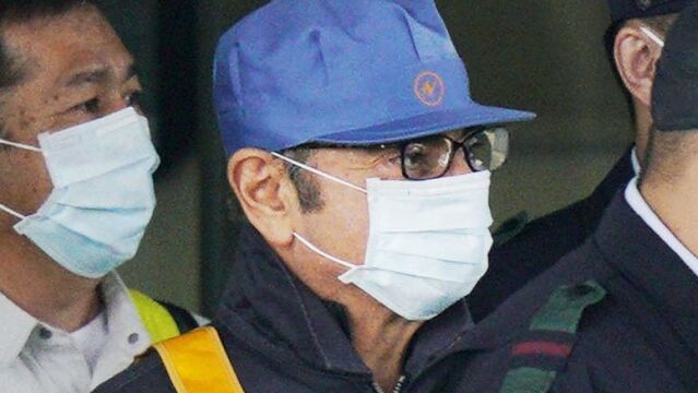 El empresario Carlos Ghosn a la salida del centro penitenciario
