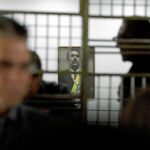 Funcionarios protestan en el Ministerio de Trabajo, ayer, delante de un retrato de Maduro