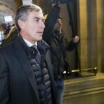 El exministro de Hacienda galo Jerome Cahuzac llega al tribunal de justicia para escuchar el veredicto en su juicio por evasión fiscal.