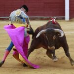El diestro Enrique Ponce durante la faena a su segundo toro, al que cortó dos orejas,