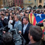 La líder de Cs, Inés Arrimadas, durante la comparecencia en la plaza mayor de Vic entre “estelades”.